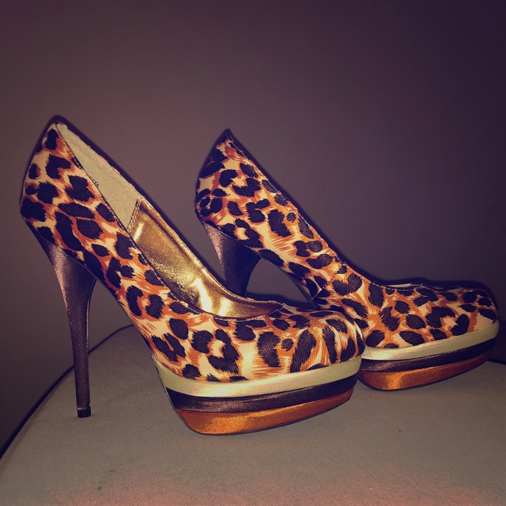 NEVER WORN Leopard print heels